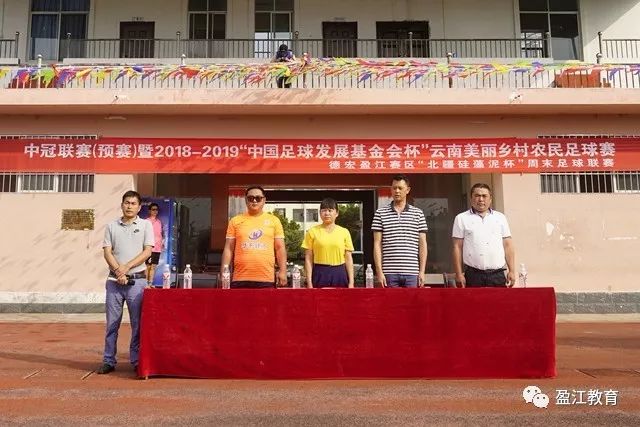😲射术无敌了！库里手拿高尔夫球随手一扔 隔着大老远扔进球洞